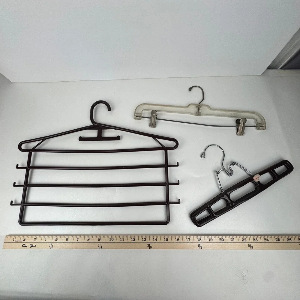 1 Vtg Plastic Brown 5 Tier Closet Hanger w Side Hooks and 2 Plastic Hangers READ